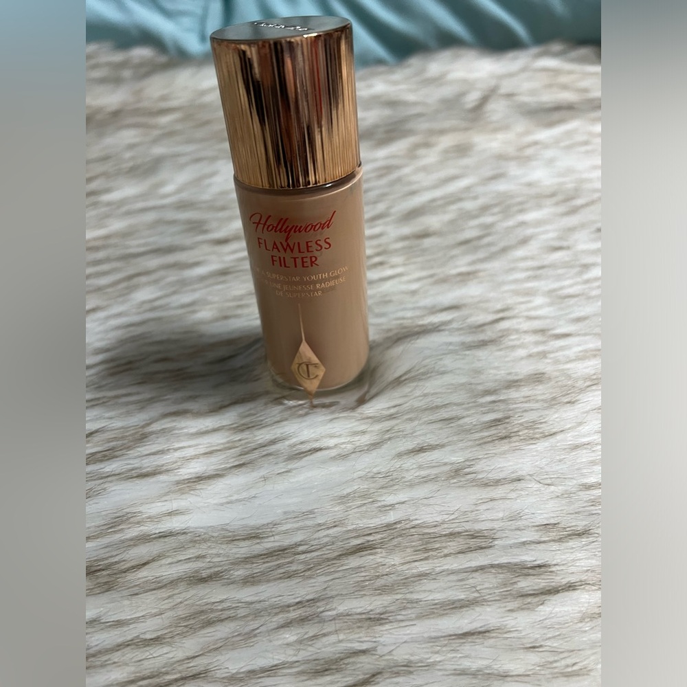 Charlotte Tilbury Hollywood Flawless Filter - in light-medium